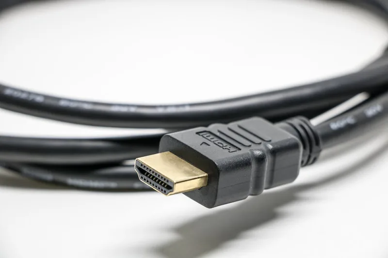 Nahaufnahme der verschiedenen Anschlussmöglichkeiten (HDMI, USB, Antenne) auf der Rückseite eines 28-Zoll-Fernsehers.