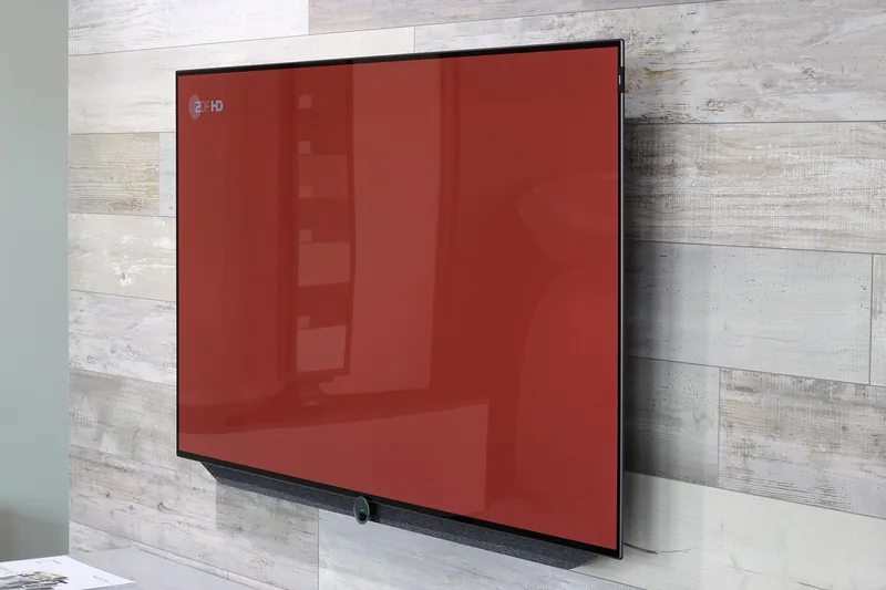 Hochmoderner 55-Zoll-4K-Fernseher mit schlankem Design und klarem Bildschirm auf weißem Hintergrund.