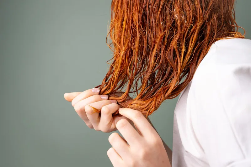 Trockenes, strapaziertes Haar, das einen Fehler beim Kauf von Feuchtigkeitsspray Haare verdeutlicht.