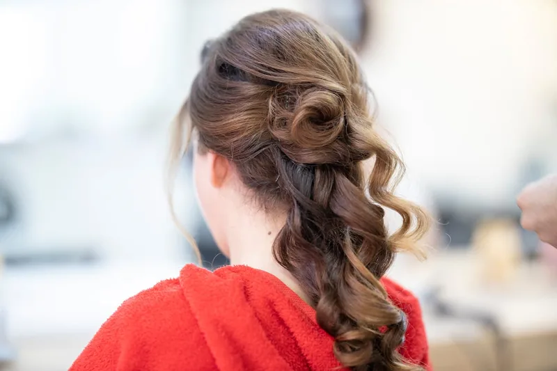 Die richtige Anwendung eines Feuchtigkeitssprays für Haare für sichtbare Ergebnisse und Glanz.