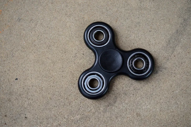 Ein einzelner Fidget Spinner in neutraler Studioaufnahme, pur.