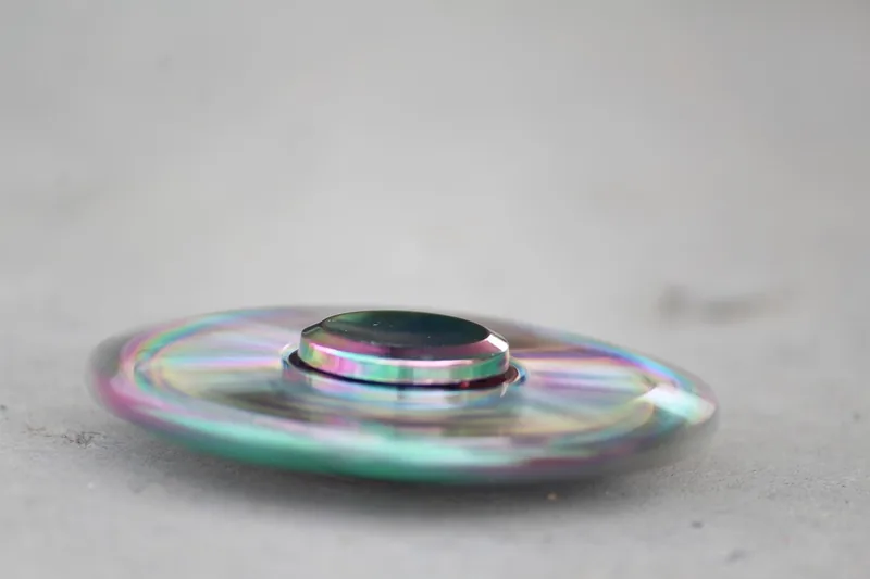 Nahaufnahme des Metalls eines Fidget Spinners mit sichtbaren Gravuren.