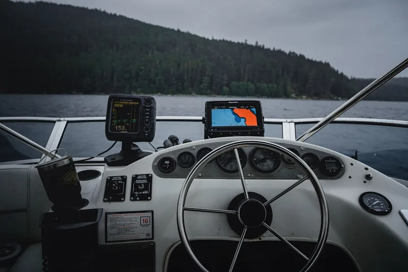 Ein modernes Fischfinder-Gerät in einer klaren, isolierten Ansicht, bereit zur Montage auf einem Boot.