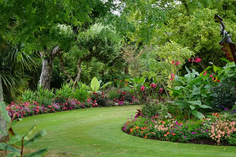 Ein gepflegter Garten mit blühenden Sträuchern und Blumen, Symbol für gelungene Gartenarbeit.
