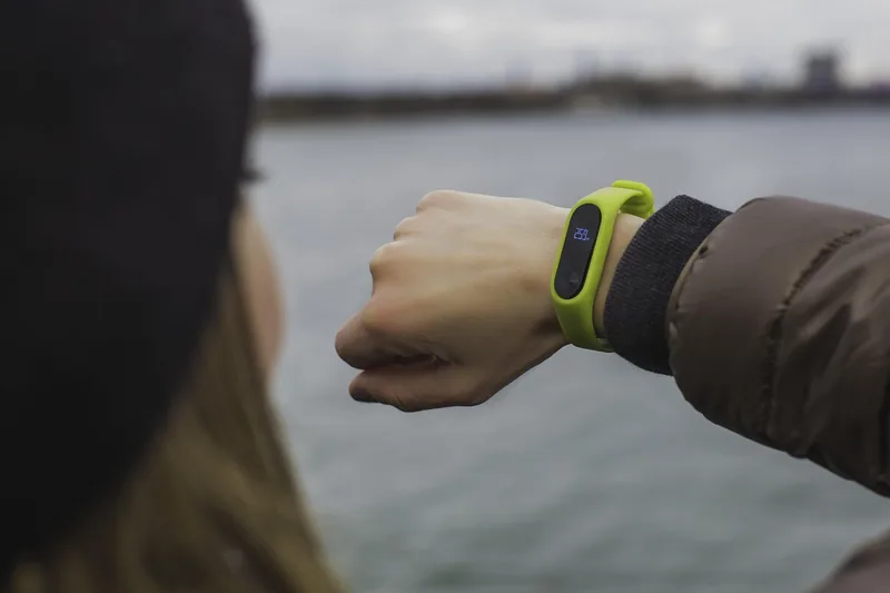 Nahaufnahme der Sensoren eines Fitness-Armbands am Handgelenk, zeigt Material und Technik.
