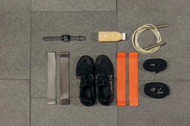 Gesunder Lebensstil mit Fitness-Armband, das neben gesundem Frühstück liegt und motiviert.