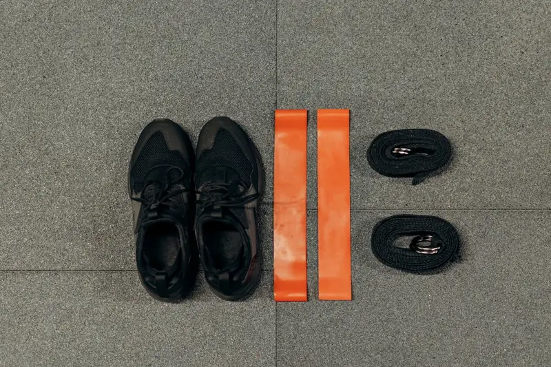 Detailansicht der elastischen Stofftextur eines hochwertigen langen Fitnessbandes.