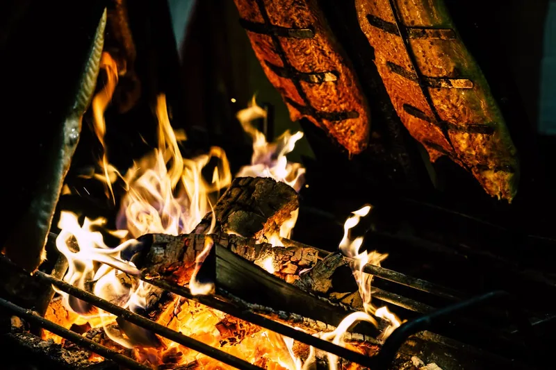 Hochwertiges Flammlachsbrett aus Holz und Edelstahl, bereit für den Einsatz am Grill.