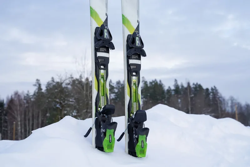 Nahaufnahme einer robusten Freeride-Skibindung und der Oberfläche des Skis, die Materialqualität zeigt.