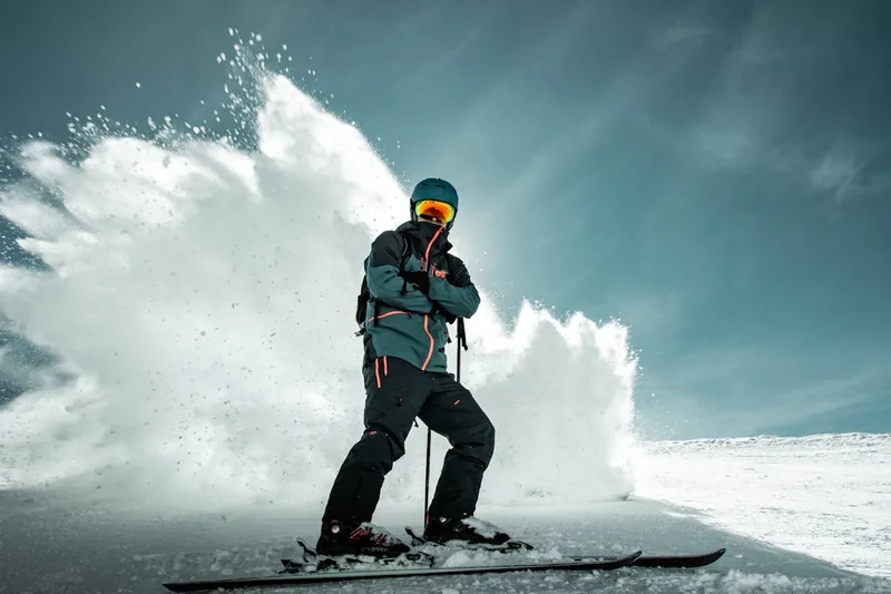 Ein moderner Freeride Skischuh isoliert vor hellem Hintergrund, zeigt seine robuste Konstruktion.