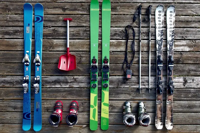 Nahaufnahme einer Schnalle und des Power-Strap eines Freeride Skischuhs, zeigt Anpassungsmöglichkeiten.