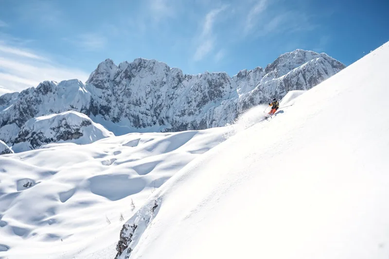 Beeindruckende Berglandschaft im Winter mit frischen Skispuren im Tiefschnee, Freiheit des Freeridens.
