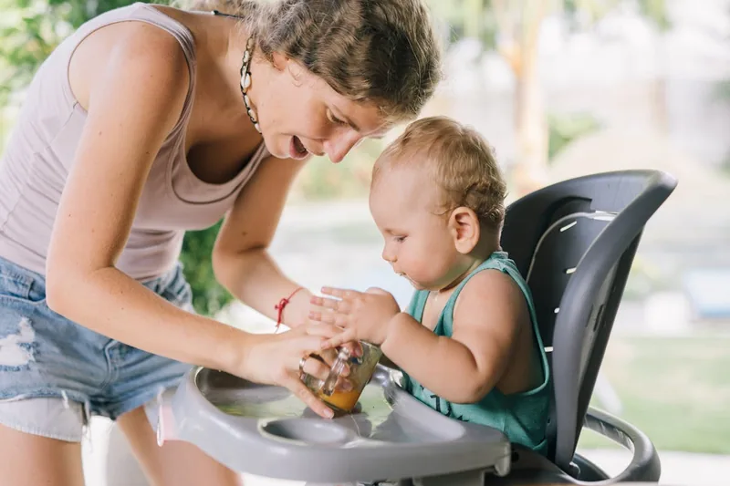 Moderner Fruchtsauger mit Silikonaufsatz, bereit für die sichere Beikosteinführung von Babys.
