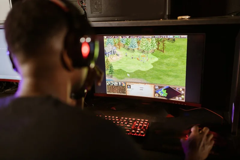 Ein schlanker, moderner 4K Gaming Monitor von vorne, aufgeräumt und isoliert vor neutralem Hintergrund.