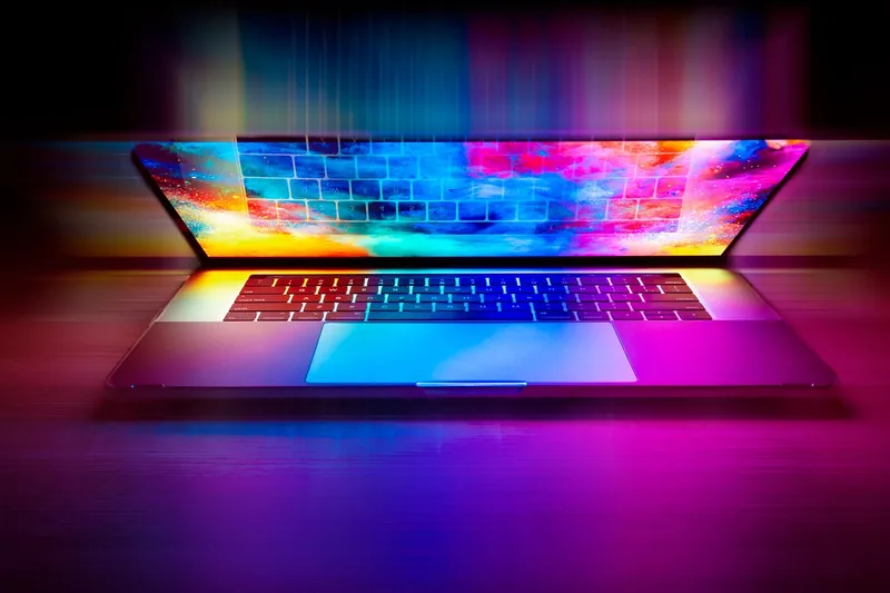 Ein modernes Gaming Notebook im Vordergrund, mit subtil beleuchteter Tastatur und scharfem Display.