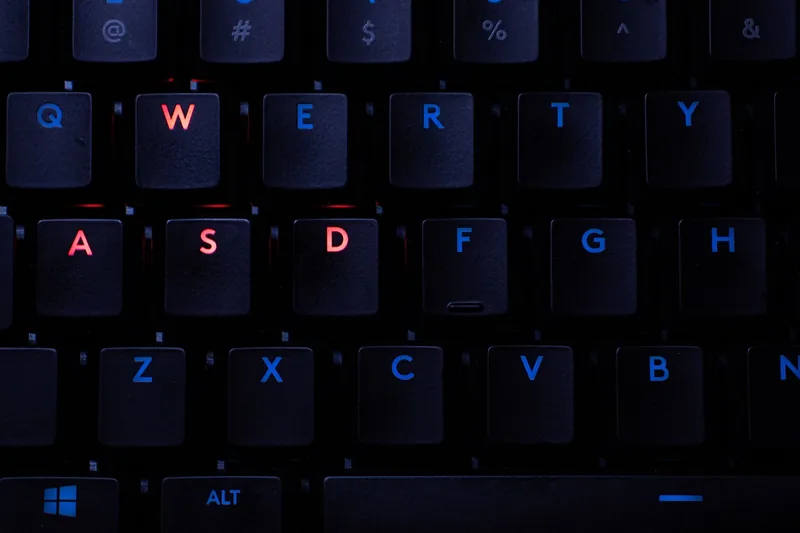 Nahaufnahme einer beleuchteten Gaming-Tastatur mit individueller RGB-Beleuchtung und hochwertiger Oberflächenstruktur des Notebooks.