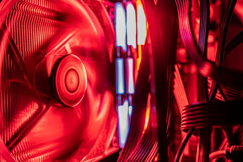 Detailaufnahme der beleuchteten Lüfter und Grafikeinheit eines modernen Gaming-PCs.