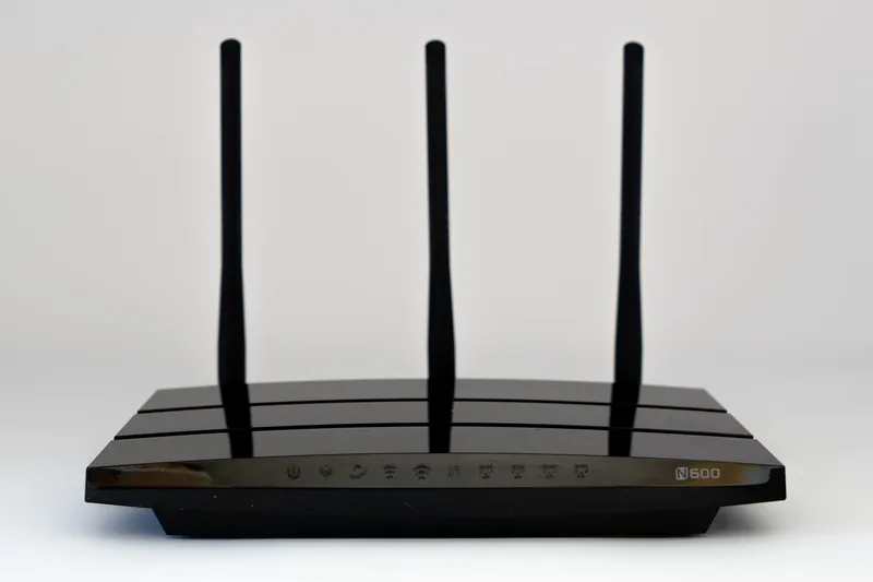 Modern Gaming Router im Vordergrund, klare Linien, schwarzes Gehäuse