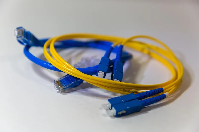 Person schließt Gaming-PC mit Ethernet-Kabel an Gaming Router an