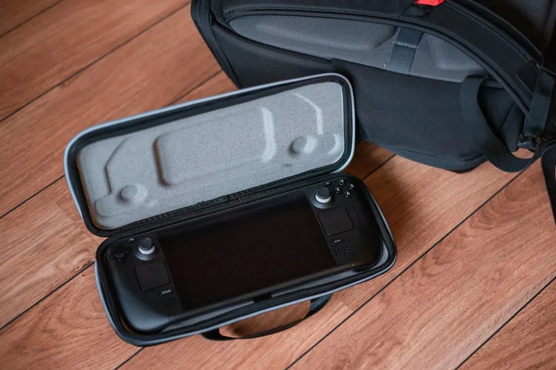 Hochwertiger Gaming-Rucksack, frontal auf neutralem Hintergrund, mit vielen Fächern und robuster Optik.