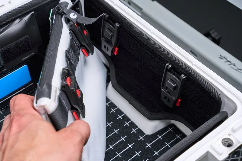 Nahaufnahme eines gepolsterten Laptopfachs im Gaming-Rucksack, für sicheren Transport empfindlicher Hardware.