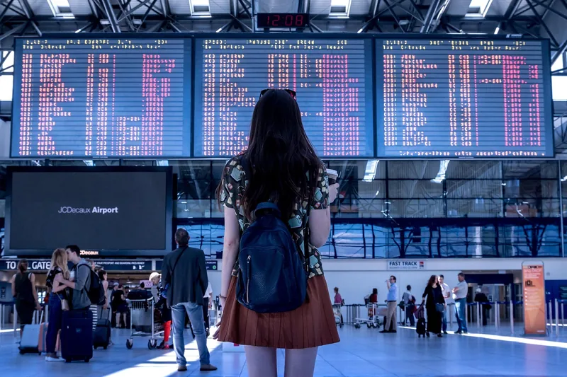 Gaming-Rucksack in einer lebhaften Reiseszene am Flughafen, für das mobile Gaming-Erlebnis unterwegs.