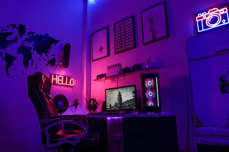 Ein Gamer konzentriert sich an seinem Gaming-Tisch, umgeben von Monitoren und weiterer Elektronik.