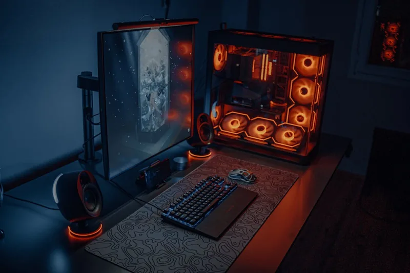 Die stilvolle Atmosphäre eines Gaming-Zimmers mit LED-Beleuchtung und einem aufgeräumten Gaming-Tisch und Elektronik.