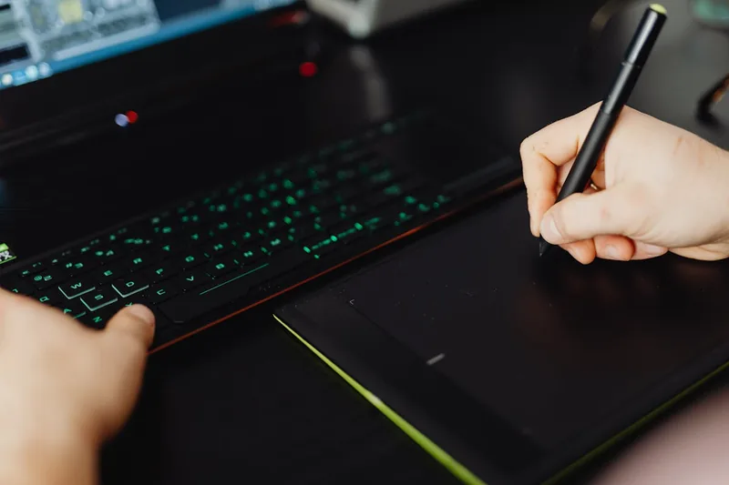 Nahaufnahme der präzisen Spitze eines Stylus-Stifts auf einem Grafiktablett, die Textur des Materials betonend.