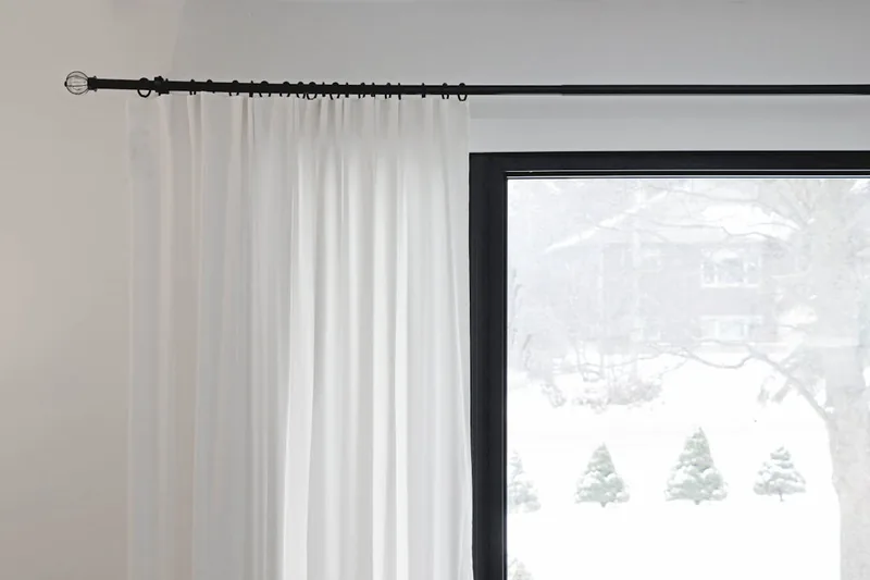 Eine elegante, minimalistische Gardinenstange aus Metall, perfekt für moderne Wohnräume.