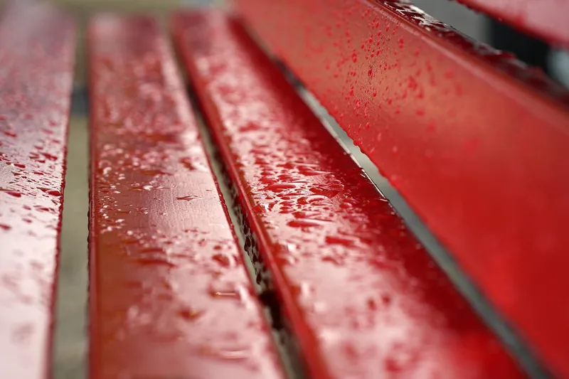 Detailaufnahme der Maserung und Verarbeitung einer wetterfesten Holzgartenbank.
