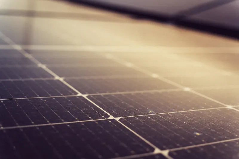 Nahaufnahme des Solarpaneels und des Sensors einer Solar-Gartenleuchte, Fokus auf Material und Verarbeitung.