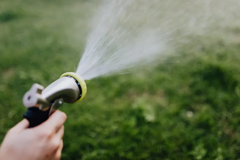 Eine hochwertige Gartenbrause aus Metall, elegant und robust, für effizientes Bewässern des Gartens.