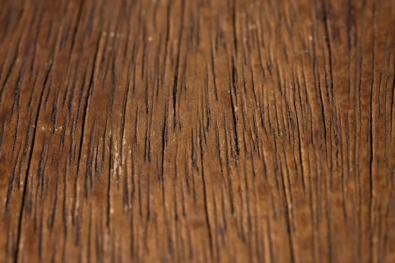 Nahaufnahme der natürlichen Maserung und Oberfläche eines Teakholz-Gartenstuhl Materials.