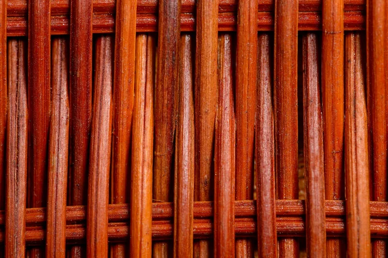 Detailaufnahme der wetterfesten Flechtstruktur eines Gartensessels, Materialqualität hervorhebend.