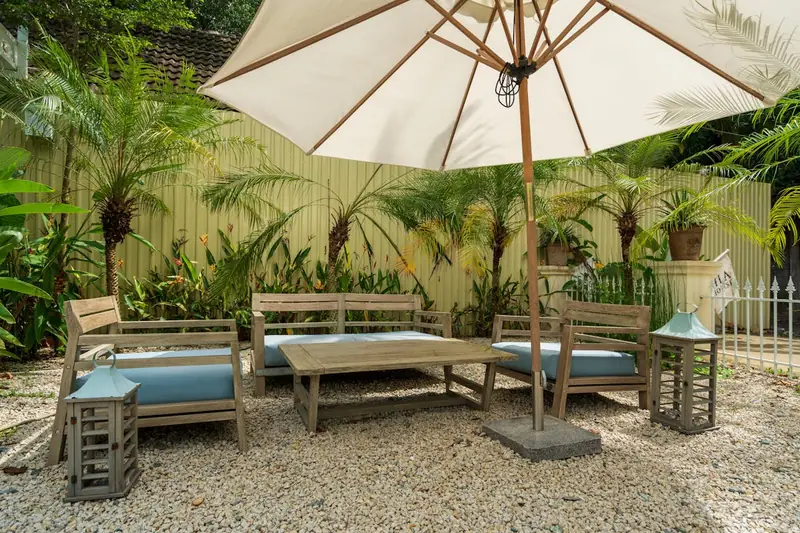 Idyllische Gartenszene mit stilvoller Sitzgruppe und Gartensesseln, einladende Atmosphäre.
