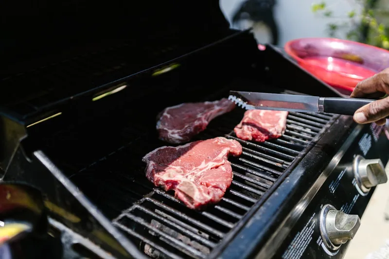 Hochwertiger 2-Brenner-Gasgrill in modernem Design, auf weißem Hintergrund, bereit zum Einsatz.