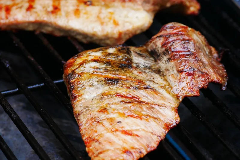 Nahaufnahme der Grillroste oder Brenner eines Gasgrills, zeigt hochwertige Materialqualität und Verarbeitung.