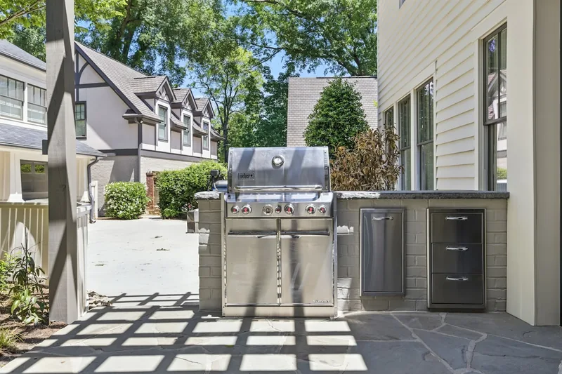 Ein moderner, sauberer Edelstahl-Gasgrill im Katalogstil, freistehend vor neutralem Hintergrund.