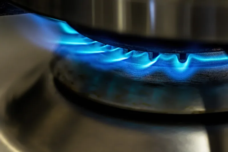 Nahaufnahme eines Gasbrenners und des robusten Gusseisen-Topfträgers auf einem 90 cm Gaskochfeld, Detailansicht.