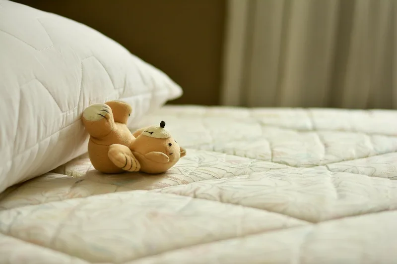 Ein gemütliches Schlafzimmer mit einer Gelmatratze, die zu erholsamem und angenehmem Schlaf einlädt.