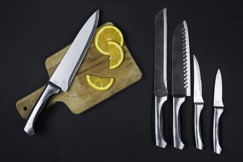 Ein scharfes Profi Gemüsemesser mit ergonomischem Griff, bereit für den Einsatz in der Küche.
