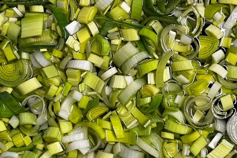 Appetitlich und gleichmäßig geschnittenes Gemüse auf einem Schneidebrett, bereit für gesunde Rezepte.