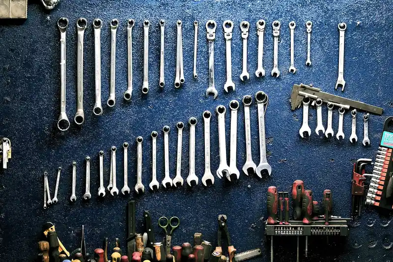 Nahaufnahme eines einzelnen, unbenutzten Gerätehalters aus robustem Kunststoff und Metall für die Wandmontage.