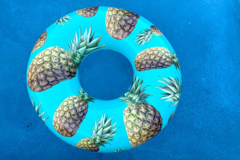 Nahaufnahme des strapazierfähigen, wasserfesten Materials eines schwimmenden Getränkehalters für den Pool.
