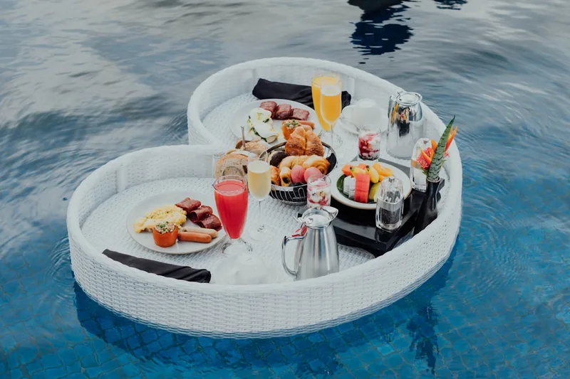 Entspannte Pool-Szene mit schwimmenden Getränkehaltern und bunten Drinks, symbolisiert sommerliche Lebensfreude.