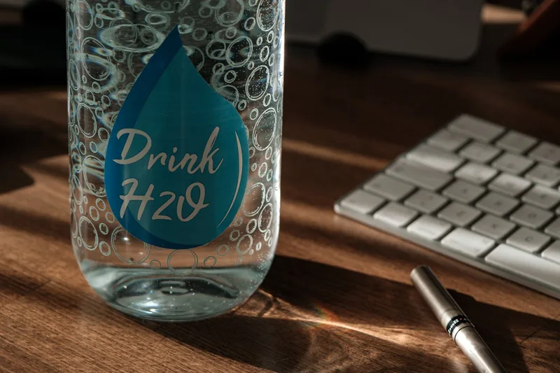 Hochwertige 1-Liter-Glas-Trinkflasche, transparent mit Schraubverschluss auf neutralem Hintergrund.