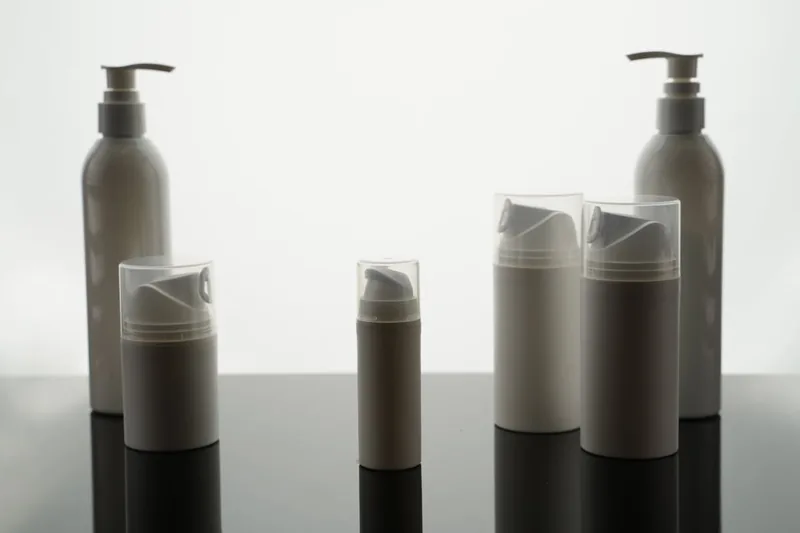 Hochwertiges Gleitgel-Produktflasche im Vordergrund, bereit für intime Momente und Komfort.