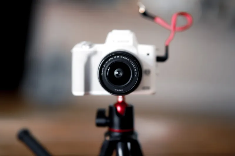 Ein GorillaPod als flexibles Kamerastativ auf neutralem, hellem Hintergrund, klar erkennbar.