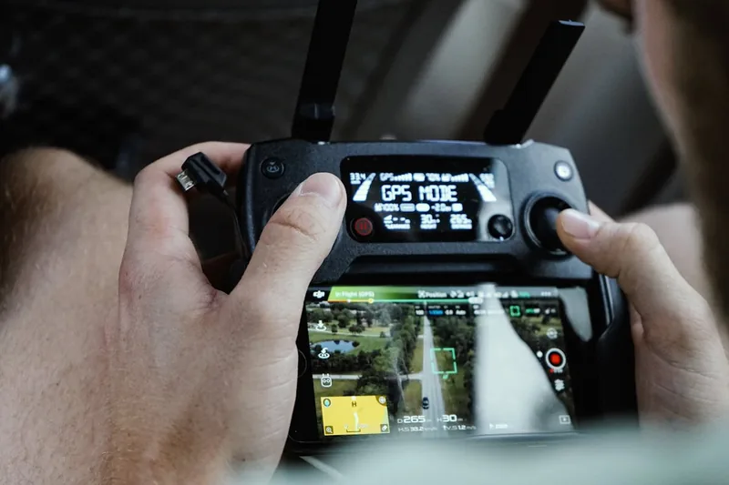 Nahaufnahme des beleuchteten Displays eines GPS-Geräts mit einer detaillierten topografischen Karte.